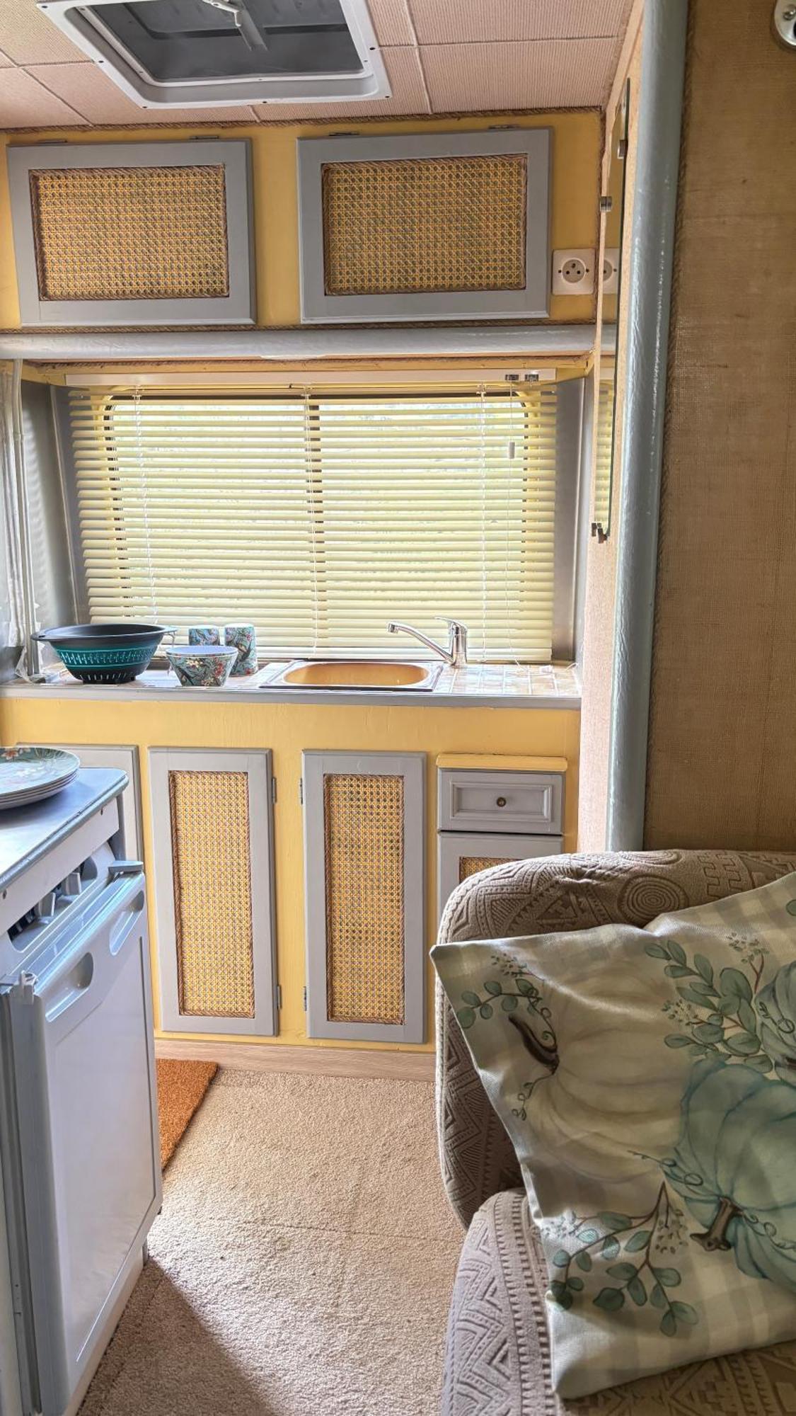 Ficelle, Chambre D'Hotes En Camping Car Vintage Romenay Exterior photo